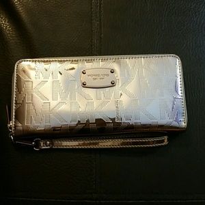 Michael Kors rose gold wallet
